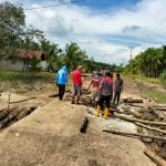 Warga, Pemdes, dan BPD Desa Kelemantan Gotong Royong Perbaiki Jalan di Dusun Sungai Dua