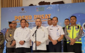 Menhub Dudy Purwagandhi, saat memberikan keterangannya bersama BMKG, BNPB, TNI, Polri, Basarnas, BUMN di Kantor Kementerian Perhubungan, Jakarta