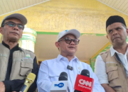 Mendikdasmen RI, Abdul Mu'ti saat memberikan keterangan kepada awak media di Aceh Tamiang