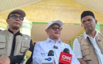 Mendikdasmen RI, Abdul Mu'ti saat memberikan keterangan kepada awak media di Aceh Tamiang