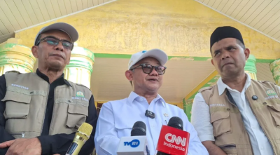 Mendikdasmen RI, Abdul Mu'ti saat memberikan keterangan kepada awak media di Aceh Tamiang
