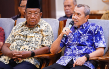 Mantan Gubernur Riau, Syamsuar, saat menghadiri silaturahmi Pemprov Riau bersama tokoh masyarakat dan para mantan kepala daerah di kediaman wakil Gubri,Jalan Sisingamangaraja, Pekanbaru