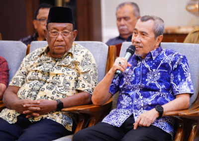 Mantan Gubernur Riau, Syamsuar, saat menghadiri silaturahmi Pemprov Riau bersama tokoh masyarakat dan para mantan kepala daerah di kediaman wakil Gubri,Jalan Sisingamangaraja, Pekanbaru