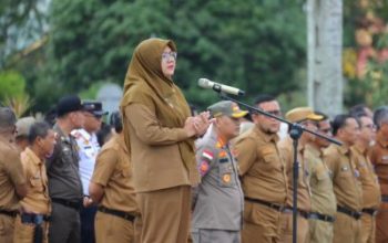 Bupati Siak, Afni Zulkifli, saat pimpin apel gabungan perdana tahun 2026 di Lapangan Kantor Bupati Siak, Tanjung Agung