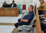 Asri Auzar saat menjalani sidang di Pengadilan Negeri Pekanbaru