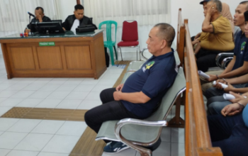 Asri Auzar saat menjalani sidang di Pengadilan Negeri Pekanbaru