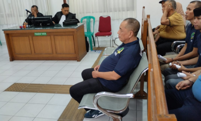 Asri Auzar saat menjalani sidang di Pengadilan Negeri Pekanbaru