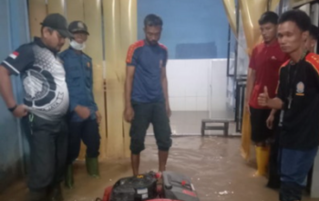 Luapan Sungai Indragiri Rendam Sejumlah Lokasi, Damkar Inhil Turun Tangan