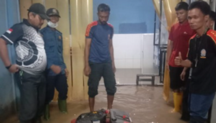 Luapan Sungai Indragiri Rendam Sejumlah Lokasi, Damkar Inhil Turun Tangan