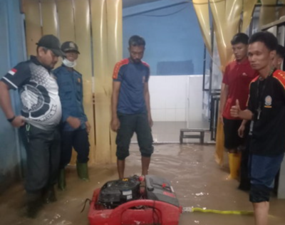 Luapan Sungai Indragiri Rendam Sejumlah Lokasi, Damkar Inhil Turun Tangan