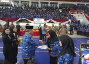 Bupati Lahat saat menyerahkan Surat Keputusan (SK) kepada para pekerja P3K paru waktu formasi tahun 2025