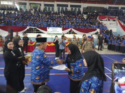 Bupati Lahat saat menyerahkan Surat Keputusan (SK) kepada para pekerja P3K paru waktu formasi tahun 2025