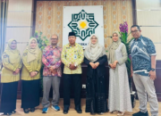 Kepala MAN 2 Pekanbaru Ghafardi saat menyampaikan apresiasi secara langsung kepada Rektor UIN Suska atas dukungan fasilitas untuk kelancaran KBM