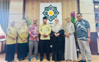 Kepala MAN 2 Pekanbaru Ghafardi saat menyampaikan apresiasi secara langsung kepada Rektor UIN Suska atas dukungan fasilitas untuk kelancaran KBM