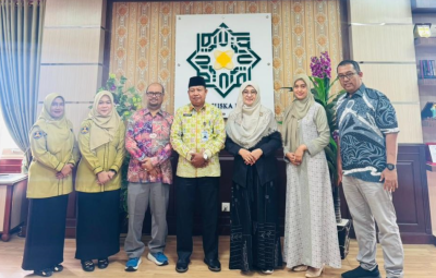 Kepala MAN 2 Pekanbaru Ghafardi saat menyampaikan apresiasi secara langsung kepada Rektor UIN Suska atas dukungan fasilitas untuk kelancaran KBM