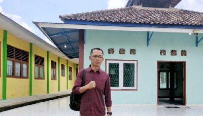 Dukung Renovasi Mushala Sekolah, Tokoh Sanga Desa Dapat Apresiasi IWO