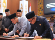 Wali Kota Pekanbaru, Agung Nugroho, bersama pimpinan DPRD, Muhammad Isa Lahamid saat menandatangani berita acara pengesahan APBD