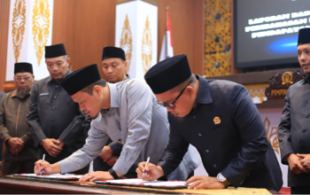 Wali Kota Pekanbaru, Agung Nugroho, bersama pimpinan DPRD, Muhammad Isa Lahamid saat menandatangani berita acara pengesahan APBD