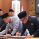 Wali Kota Pekanbaru, Agung Nugroho, bersama pimpinan DPRD, Muhammad Isa Lahamid saat menandatangani berita acara pengesahan APBD