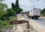 Bahu Jalan Siak II Rumbai Ambles, Warga Khawatir Keselamatan Pengendara