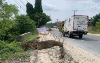 Bahu Jalan Siak II Rumbai Ambles, Warga Khawatir Keselamatan Pengendara