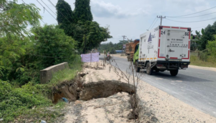 Bahu Jalan Siak II Rumbai Ambles, Warga Khawatir Keselamatan Pengendara