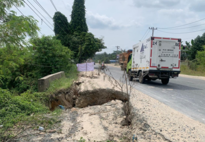 Bahu Jalan Siak II Rumbai Ambles, Warga Khawatir Keselamatan Pengendara