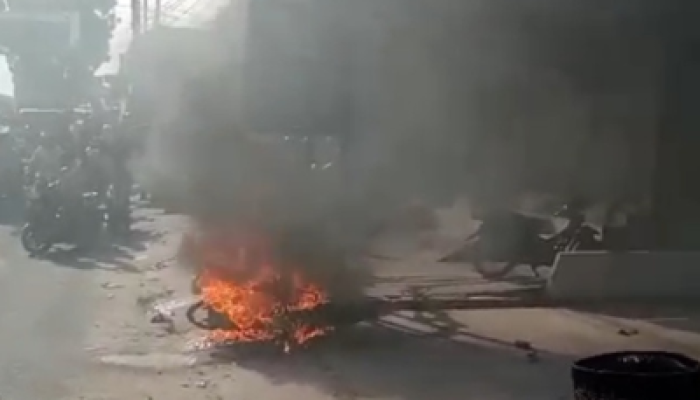 Jambret Tabrak Pejalan Kaki hingga Tewas di Pekanbaru, Motor Pelaku Dibakar Warga