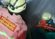 Ruko Toko Lampu di Sudirman Pekanbaru Terbakar, Tujuh Armada Damkar Dikerahkan