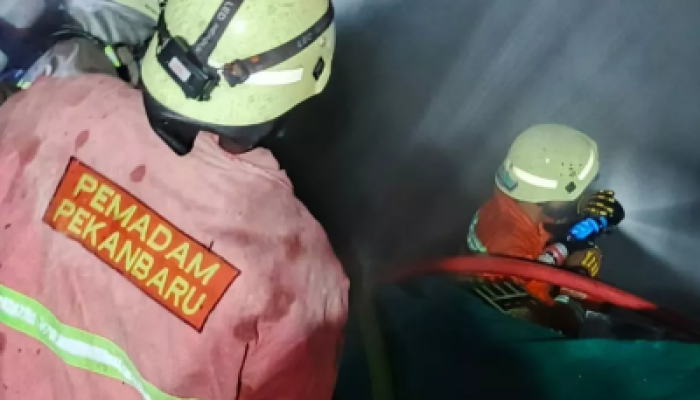 Ruko Toko Lampu di Sudirman Pekanbaru Terbakar, Tujuh Armada Damkar Dikerahkan