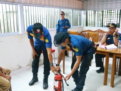 Perkuat Budaya Siaga, Damkar Inhil Edukasi Penggunaan APAR di Diskominfopers