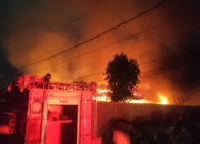 Kebakaran di Kawasan Padat Penduduk Tembilahan, Damkar Alami Kendala Air