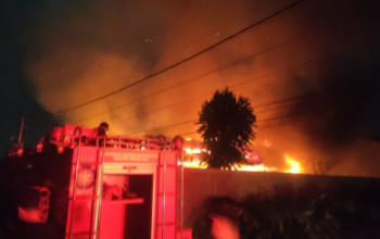 Kebakaran di Kawasan Padat Penduduk Tembilahan, Damkar Alami Kendala Air