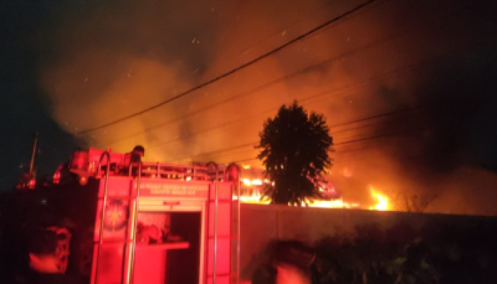 Kebakaran di Kawasan Padat Penduduk Tembilahan, Damkar Alami Kendala Air