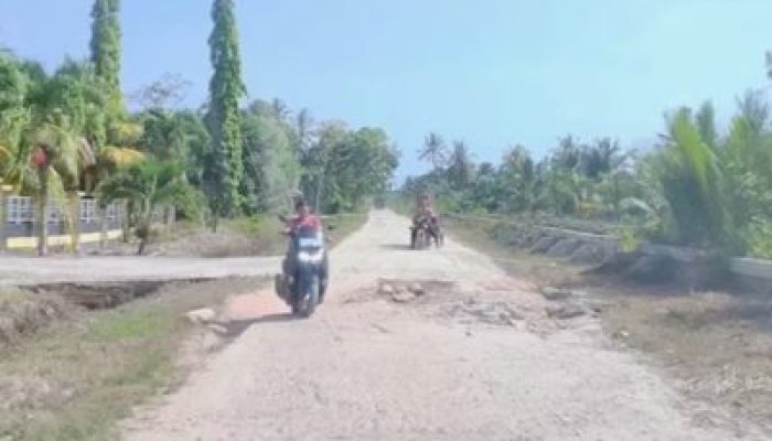 Puluhan Tahun Tak Diperbaiki, Jalan Poros Kecamatan Bantan Kian Memprihatinkan