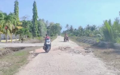 Puluhan Tahun Tak Diperbaiki, Jalan Poros Kecamatan Bantan Kian Memprihatinkan