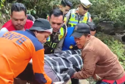 Hilang Kendali di Tikungan Kelok 9, Mobil Box Asal Pekanbaru Terjun ke Jurang