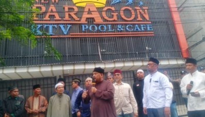 Desakan Penutupan New Paragon Menguat, Massa Bertahan Hingga Malam