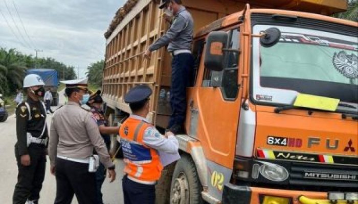 Puluhan Truk Ditindak, Polda Riau Perketat Pengawasan Kendaraan ODOL