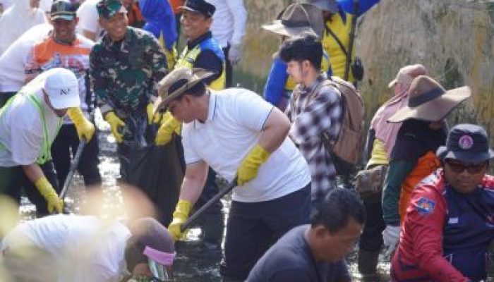 Pemprov Riau dan Pemko Pekanbaru Bersinergi, Sekdaprov Pimpin Gotong Royong Massal