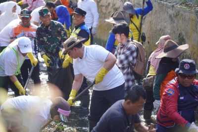 Pemprov Riau dan Pemko Pekanbaru Bersinergi, Sekdaprov Pimpin Gotong Royong Massal