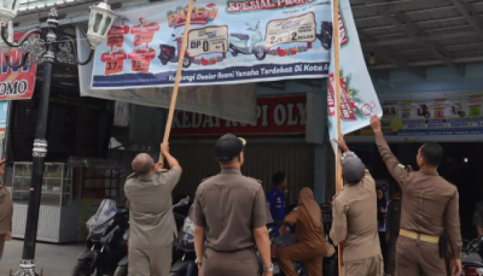 Langgar Izin, Spanduk dan Baliho di Kecamatan Siak Diturunkan Petugas