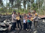Wujud Kepedulian Polisi, Dua Keluarga Korban Kebakaran Terima Sembako