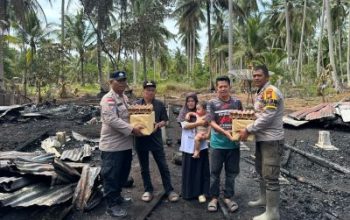 Wujud Kepedulian Polisi, Dua Keluarga Korban Kebakaran Terima Sembako