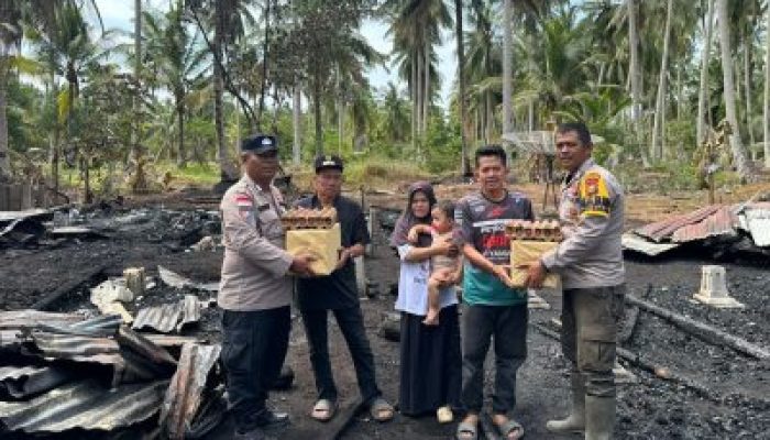 Wujud Kepedulian Polisi, Dua Keluarga Korban Kebakaran Terima Sembako