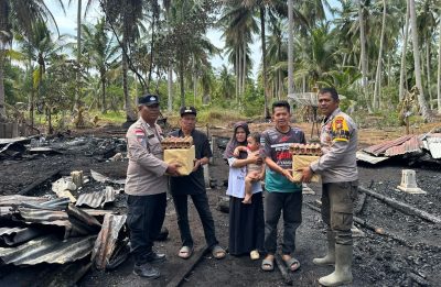 Wujud Kepedulian Polisi, Dua Keluarga Korban Kebakaran Terima Sembako