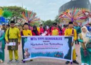 Kompak dan Penuh Spirit, MTs YPPI Bengkalis Ramaikan Pawai Syiar Ramadan