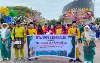 Kompak dan Penuh Spirit, MTs YPPI Bengkalis Ramaikan Pawai Syiar Ramadan