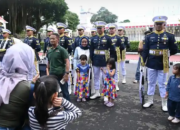 Serah Terima Pengawal Istana Jadi Agenda Mingguan, Warga Antusias Menyaksikan