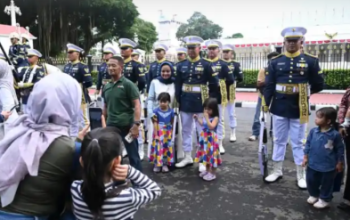Serah Terima Pengawal Istana Jadi Agenda Mingguan, Warga Antusias Menyaksikan
